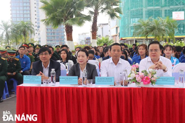 Đến dự, có Trưởng ban Tuyên giáo và Dân vận Thành ủy Trần Thắng Lợi (thứ nhất, bên trái sang). Ảnh: KHÁNH NGÂN
