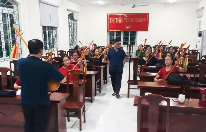 Các lớp truyền dạy thanh nhạc, hát dân ca và hát Then, đàn tính thu hút học viên mọi lứa tuổi tham gia.