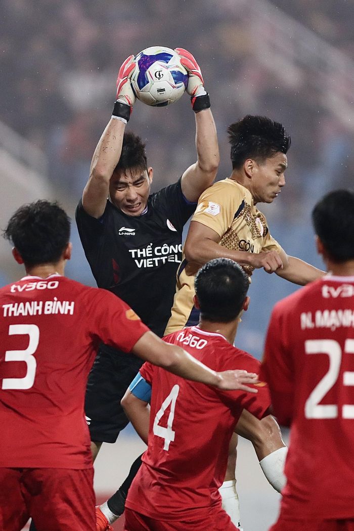 Thủ môn Phạm Văn Phong cao 1,8 m, chiều cao hơi hạn chế đối với một thủ môn, nhưng ra vào ổn định và phản xạ tốt. Ảnh: Bảo Ngọc.