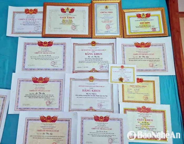 Các Bằng khen, Giấy khen của chị Lê Thị Lý. Ảnh: Thanh Quỳnh