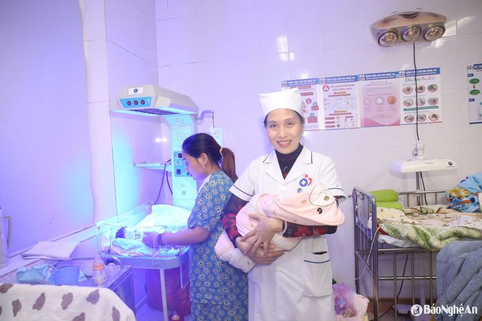 Hơn 20 năm gắn bó với công việc điều dưỡng tại khoa Sơ sinh, chị Lê Thị Lý vững vàng về chuyên môn và luôn hạnh phúc với công việc của mình. Ảnh: Thanh Quỳnh