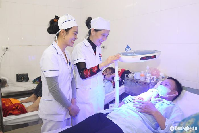Anh Hoàng Văn Tuấn (SN 1984, trú huyện Nam Đàn) đang được hướng dẫn chăm sóc cho bé bằng phương pháp Kangaroo. Ảnh: Thanh Quỳnh