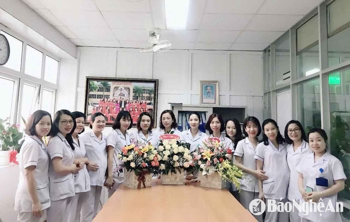 Chị Lê Thị Lý cùng các điều dưỡng tại khoa Sơ sinh, Bệnh viện Sản Nhi Nghệ An. Ảnh: Nhân vật cung cấp