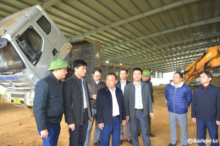 Đoàn công tác kiểm tra tại Công ty cổ phần Gỗ MDF Nghệ An tại huyện Anh Sơn. Ảnh: Văn Trường