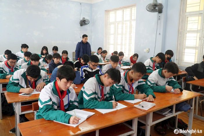 Nhiều giáo viên đang dạy lớp 9 ở Trường THCS Bạch Liêu đã tình nguyện dạy thêm miễn phí cho học trò. Ảnh: Mỹ Hà