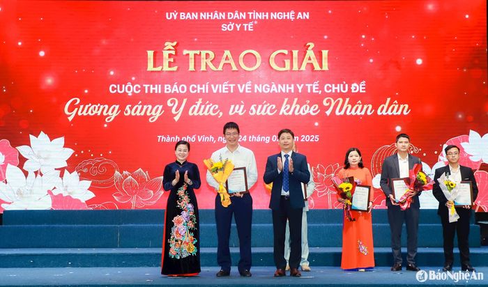 Các đồng chí: Lê Thị Hoài Chung - Ủy viên Ban Chấp hành Đảng bộ tỉnh, Giám đốc Sở Y tế Nghệ An; Trần Minh Ngọc - Giám đốc Đài PT-TH Nghệ An, Chủ tịch Hội Nhà báo Nghệ An trao giải Nhất cho nhóm tác giả: Nguyễn Thành Chung - Nguyễn Thanh Nga - Nguyễn Diệp Thanh - Nguyễn Kỷ Đức Anh - Nguyễn Hoàng Yến, Báo Nghệ An. Ảnh: Thành Duy