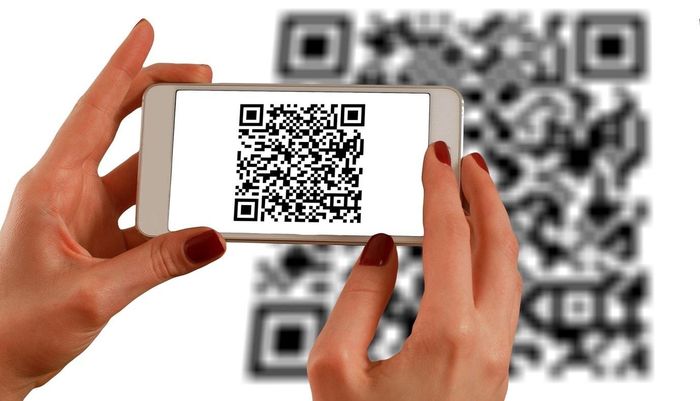 Hãy kiểm tra kỹ mã QR trước khi quét để tránh nguy cơ quét phải mã QR giả mạo. Ảnh: Internet