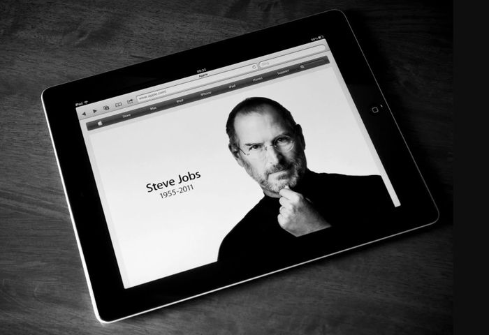 Steve Jobs qua đời ở tuổi 56 nhưng di sản và ảnh hưởng của ông để lại vẫn còn mãi. Ảnh: markettimes.vn