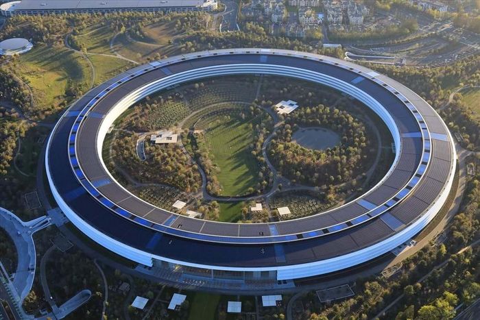 Khuôn viên Apple Park của công ty Apple. Trụ sở này được nhiều người gọi là “phi thuyền” nhưng người Apple gọi nó là “chiếc nhẫn“. Ảnh: Business Insider