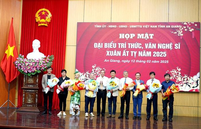 Lãnh đạo tỉnh chúc mừng các đại biểu trí thức, văn nghệ sĩ