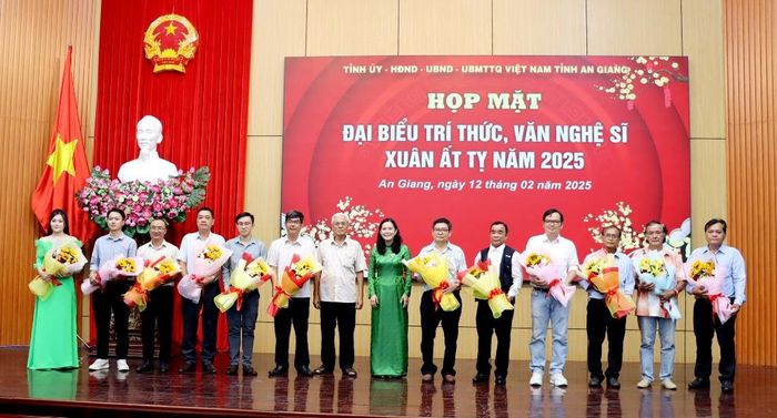Tặng hoa chúc mừng văn nghệ sĩ đạt giải thưởng trong năm 2024