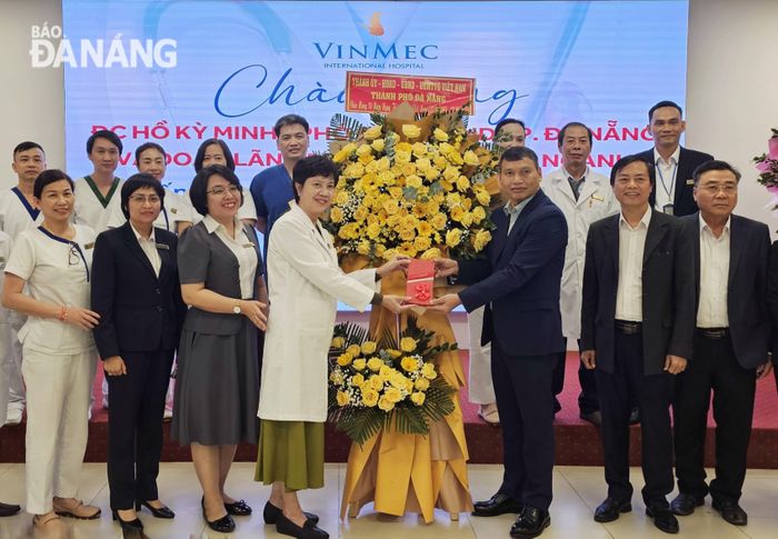 Phó Chủ tịch Thường trực UBND thành phố Hồ Kỳ Minh tặng hoa chúc mừng Bệnh viện Đa khoa Quốc tế Vinmec Đà Nẵng. Ảnh: L.P