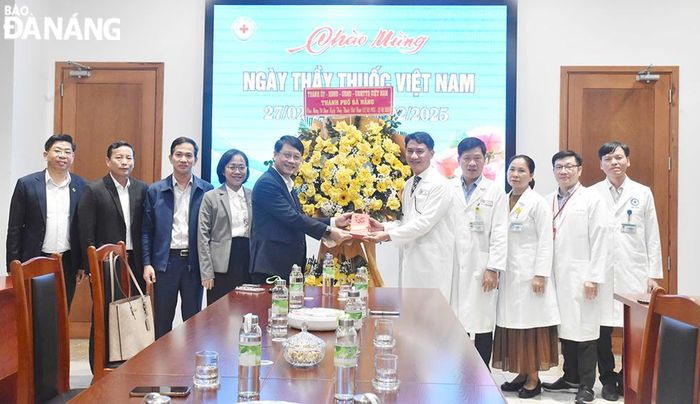 Chủ tịch HĐND thành phố Ngô Xuân Thắng (thứ 5, trái sang) thăm chúc mừng Bệnh viện Đà Nẵng nhân ngày Thầy thuốc Việt Nam 27-2. Ảnh: THU HÀ