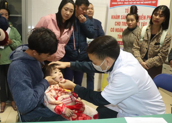 Bác sĩ thăm khám cho trẻ em tại Trung tâm Y tế huyện Mường Ảng.