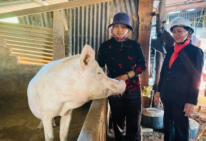  Bí thư Chi bộ Lý Thị Vỵ (ngoài cùng bên phải) thăm hỏi, động viên hộ nghèo của làng. Ảnh: P.D 