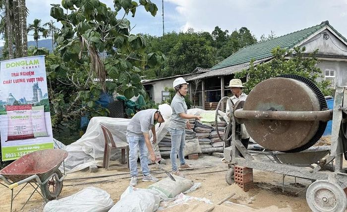 Nhân viên xi măng Đồng Lâm trải nghiệm sản phẩm với khách hàng ở huyện Nam Đông (nay là huyện Phú Lộc)