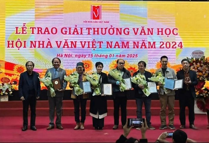 Nhà thơ Đào Quốc Minh (thứ tư từ phải sang) nhận Giải thưởng Hội Nhà văn Việt Nam năm 2024