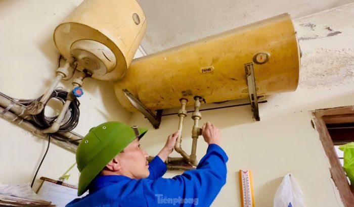  Khi nhiệt độ ngoài trời xuống thấp, ngoài hệ thống sưởi điện các công nhân còn tăng cường đốt sưởi bằng củi 24/24 giờ; che chắn kỹ bằng hệ thống bạt phủ tấm lớn. 