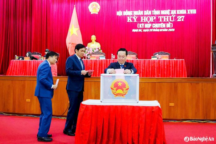 Các đồng chí Thường trực Tỉnh ủy là đại biểu HĐND tỉnh bỏ phiếu bầu các Phó Chủ tịch UBND tỉnh. Ảnh: Thành Cường