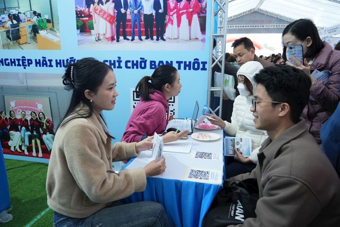 Nhiều lao động trở về từ các tỉnh miền Bắc, miền Nam cũng đến tìm hiểu cơ hội việc làm tại KCN VSIP. Ảnh: Thanh Nga