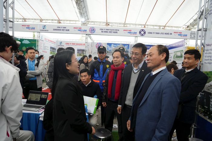 Ông Lê Tiến Trị - Trưởng ban Quản lý Khu Kinh tế Đông Nam và Giám đốc KCN VSIP Teng Wei Hong đến thăm các gian hàng tuyển sinh lao động tại ngày hội việc làm được tổ chức tại KCN VSIP. Ảnh: Thanh Nga