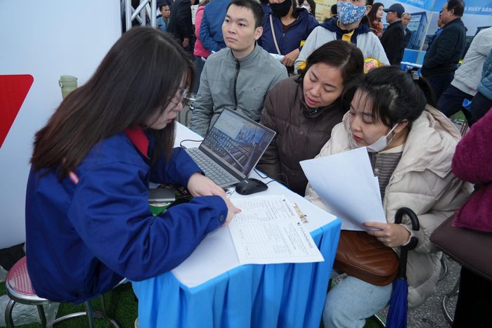 Nhiều lao động tìm hiểu vị trí việc làm tại các gian hàng trong ngày hội việc làm được tổ chức tại KCN VSIP. Ảnh: Thanh Nga