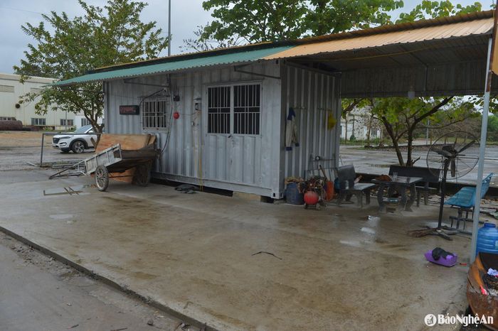 Trạm cân được xây dựng tại cơ sở băm dăm gỗ trái phép. Ảnh: Văn Trường