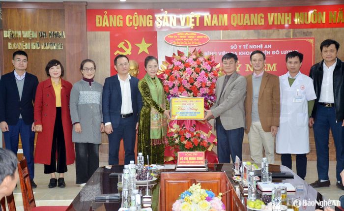 Đoàn công tác tặng hoa, quà chúc mừng Bệnh viện Đa khoa huyện Đô Lương nhân kỷ niệm 70 năm Ngày Thầy thuốc Việt Nam. Ảnh: Thành Chung
