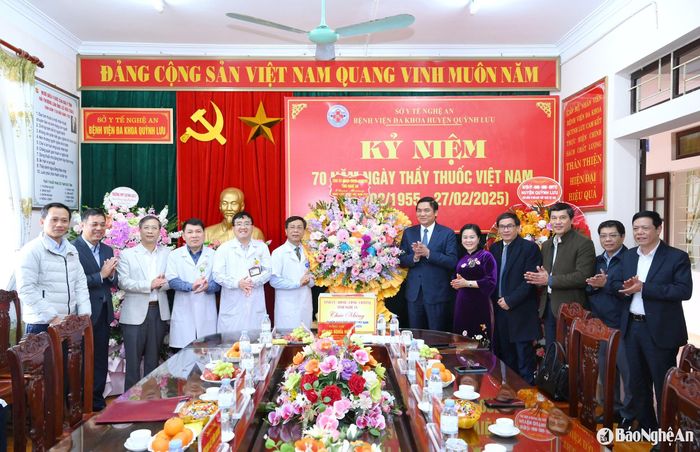 Đồng chí Hoàng Nghĩa Hiếu - Phó Bí thư Thường trực Tỉnh ủy, Chủ tịch HĐND tỉnh và đoàn công tác thăm, chúc mừng Bệnh viện Đa khoa huyện Quỳnh Lưu. Ảnh: Thành Cường