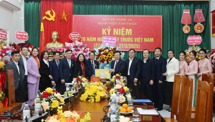 Đồng chí Bùi Đình Long - Phó Chủ tịch UBND tỉnh cùng đoàn công tác tặng hoa chúc mừng Bệnh viện Tâm thần. Ảnh: Thanh Quỳnh
