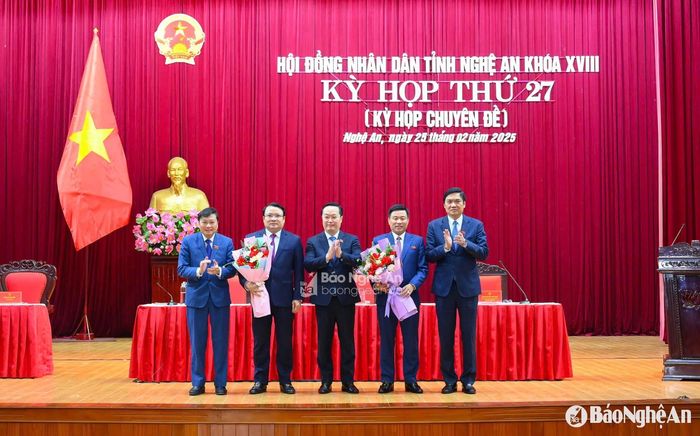 Thường trực Tỉnh ủy tặng hoa chúc mừng 2 đồng chí tân Phó Chủ tịch UBND tỉnh. Ảnh: Thành Cường