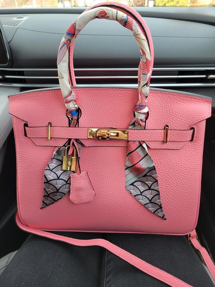Một chiếc “Walmart Birkin” được người dùng đăng tải cho thấy "bản dupe" này hoàn toàn không tệ so với phiên bản thật. 