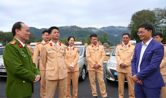 Đại tá Vũ Tiến Dũng, Phó Giám đốc Công an tỉnh trao đổi với các học viên.