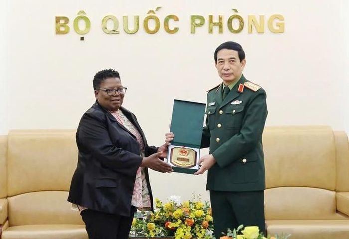  Bộ trưởng, Đại tướng Phan Văn Giang trao quà lưu niệm tặng Quyền Tổng Thư ký Quốc phòng Nam Phi Thobekile Gamede 