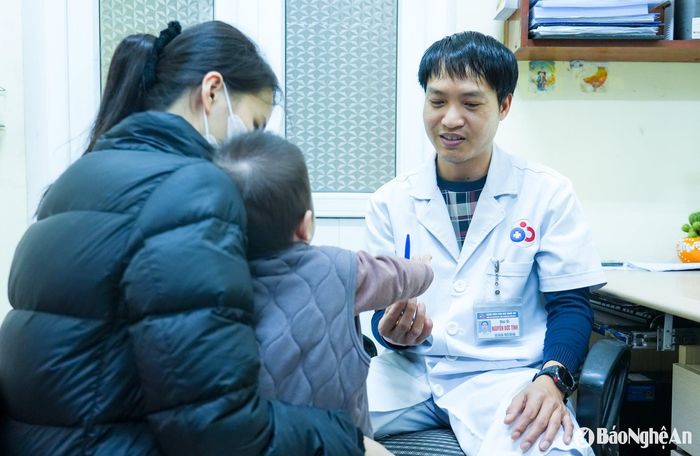 Bác sĩ Nguyễn Đức Tính chia sẻ: "Phương pháp điều trị tại Khoa không chỉ dừng lại ở việc đánh giá về thần kinh và nội khoa mà còn kết hợp phục hồi chức năng một cách toàn diện. Mỗi bệnh nhi khi nhập viện đều được bác sĩ kiểm tra kỹ lưỡng để xây dựng phác đồ điều trị phù hợp". Ảnh: Đức Anh
