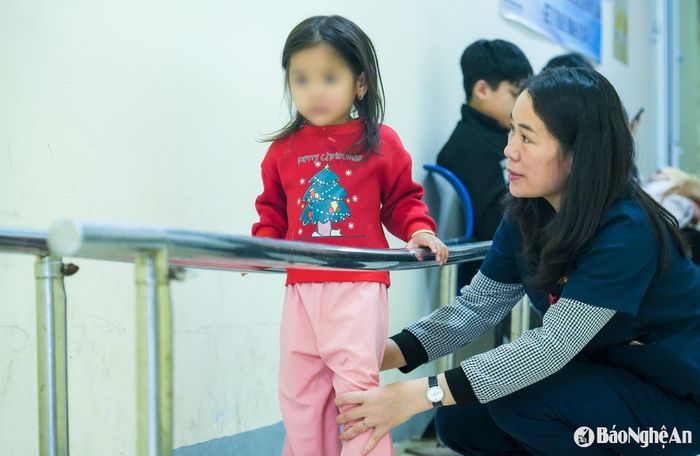 Niềm vui của bác sĩ chính là nhìn thấy những nụ cười hạnh phúc của các em nhỏ và gia đình khi một cánh tay có thể cử động, một đôi chân có thể bước đi hay một tiếng nói cất lên sau nhiều tháng kiên trì luyện tập. Ảnh: Đức Anh