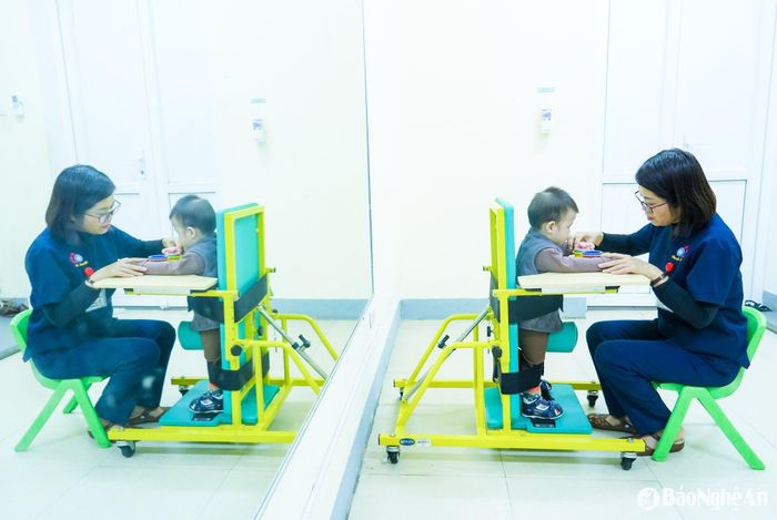 Trong cuộc chiến chống lại bệnh tật, đội ngũ y, bác sĩ tại Khoa Thần kinh - Phục hồi chức năng, Bệnh viện Sản Nhi Nghệ An chính là những người chiến binh thầm lặng. Họ không chỉ mang đến hy vọng mà còn là điểm tựa tinh thần cho các gia đình có con em mắc bệnh. Hành trình phía trước còn nhiều khó khăn, nhưng với sự tận tâm và tình yêu thương, họ sẽ tiếp tục giúp những đôi cánh nhỏ tìm thấy chân trời tươi sáng rộng mở phía trước. Ảnh: Đức Anh