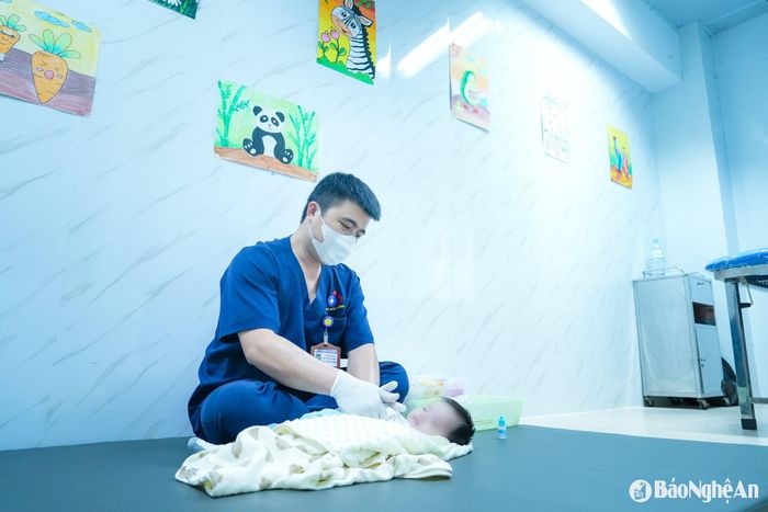 Theo thống kê, khoảng 60% bệnh nhân tại Khoa là trẻ bị bại não và chậm phát triển. Nhờ sự tận tụy và kiên trì của các bác sĩ, nhiều em đã có những tiến triển tích cực. Ảnh: Đức Anh
