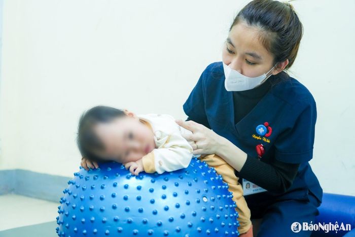 Đó là những đứa trẻ không may mắn, nhưng nhờ sự tận tâm của đội ngũ y, bác sĩ, các em dần tìm lại được những bước tiến đầu tiên trong hành trình hồi phục. Ảnh: Đức Anh