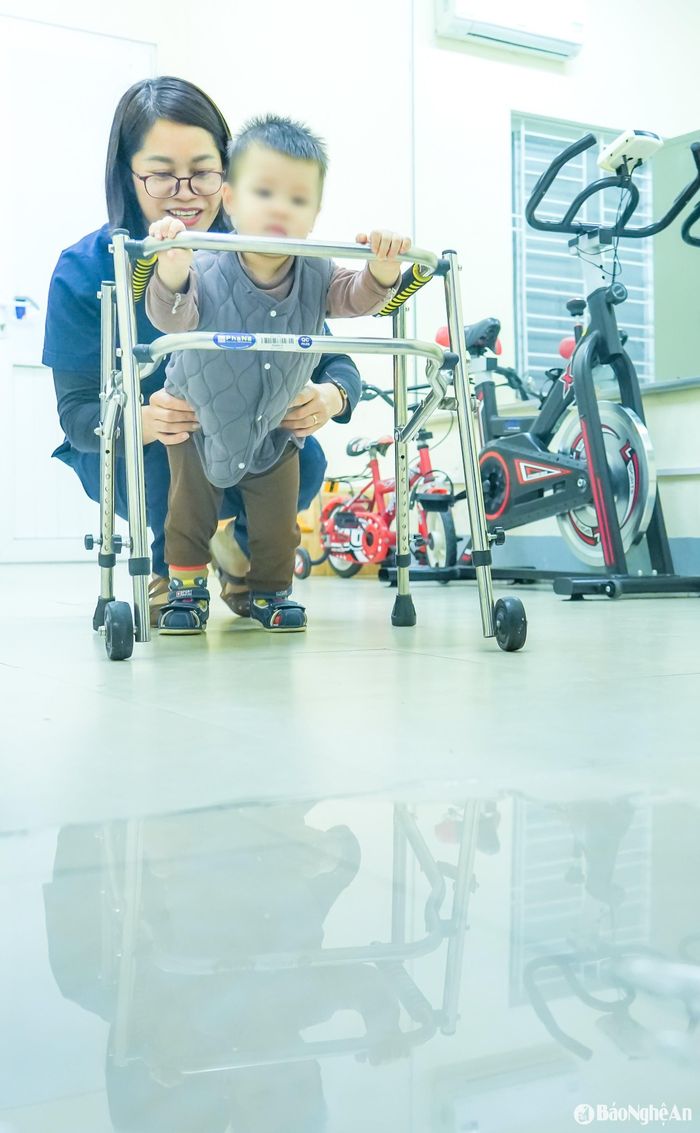 Đội ngũ kỹ thuật viên đang tiến hành bài tập vận động cho trẻ bị bàn chân bẹt. Ảnh: Đức Anh