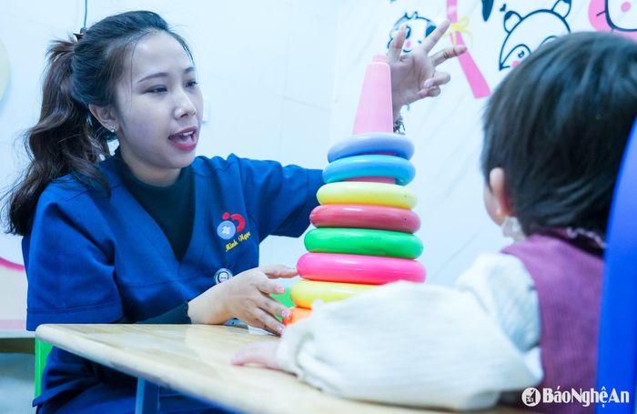 Đặc biệt, với trẻ bị rối loạn ngôn ngữ, các bác sĩ sẽ có những biện pháp can thiệp chuyên sâu giúp các em có thể giao tiếp, cải thiện khả năng ngôn ngữ. Đây là một quá trình đòi hỏi sự kiên trì của đội ngũ y, bác sĩ và người bệnh. Ảnh: Đức Anh