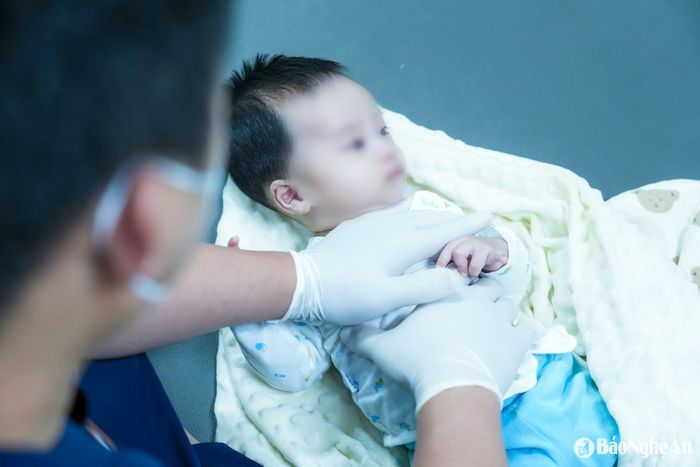 Sau thời gian điều trị, không ít trẻ có thể tự sinh hoạt, giao tiếp và thậm chí hòa nhập với môi trường học tập. Ảnh: Đức Anh