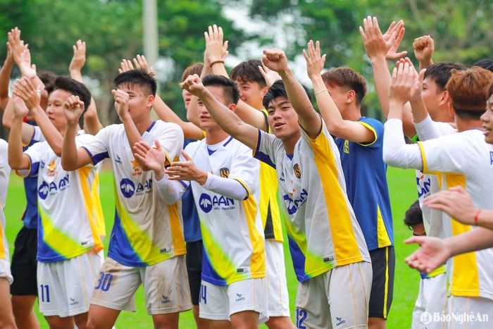 Các cầu thủ bày tỏ sự cảm ơn đến cổ động viên đã đến sân tiếp lửa cho U19 SLNA trong trận tứ kết. Ảnh: Đức Anh