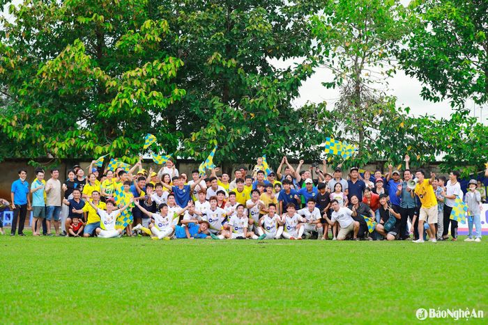 Cổ động viên Sông Lam Nghệ An phía Nam tiếp lửa cho U19 Sông Lam Nghệ An. Ảnh: Chung Lê