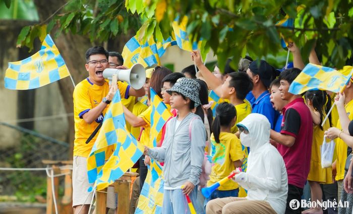 Khán giả cổ vũ nhiệt tình cho U19 SLNA. Ảnh: Đức Anh