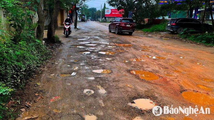 Dù là đường nội thành Vinh nhưng nhiều người cho rằng còn xấu hơn đường nông thôn. Ảnh: Q.A