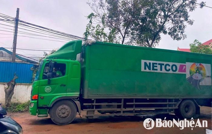 Xe trọng tải lưu thông thường xuyên là nguyên nhân chính khiến đường xuống cấp. Ảnh: Q.A