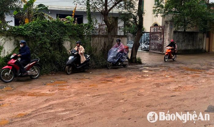 Các phương tiện đều phải đi bên mép đường do lòng đường hư hỏng nặng. Ảnh: Q.A