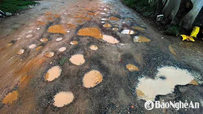 Lòng đường Nguyễn Chí Thanh "nát như tương", gây mất an toàn giao thông và mỹ quan đô thị. Ảnh: Q.A