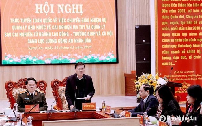 Đồng chí Lê Hồng Vinh - Phó Bí thư Tỉnh ủy, Chủ tịch UBND tỉnh trình bày tham luận.